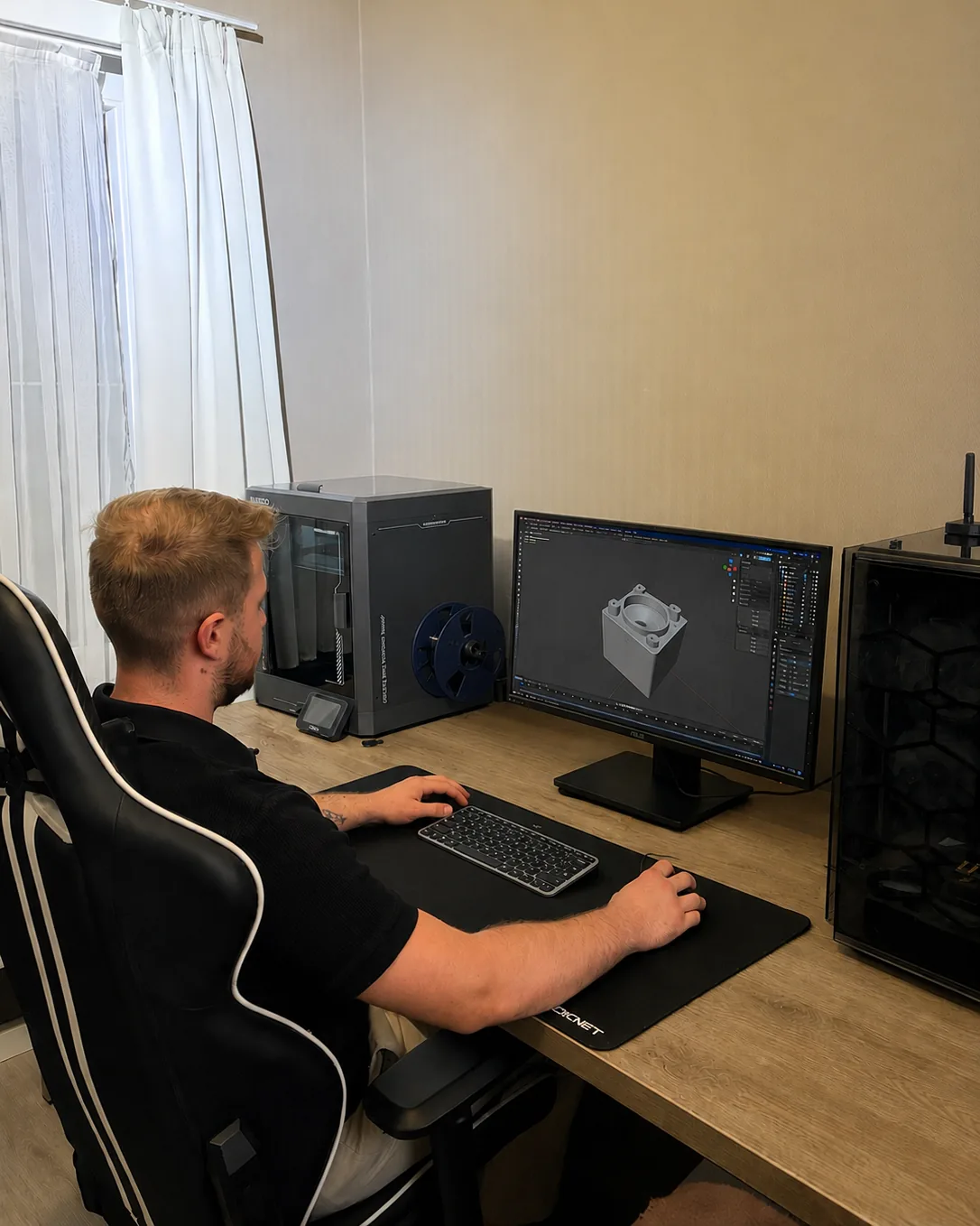 Xander aan het werk aan een 3D-model, naast de 3D-printer.